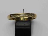 un gros plan d'une bague en or sertie de diamants
