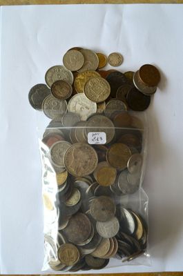 un sac rempli de pièces de monnaie posé sur une table
