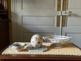 une table sur laquelle se trouve un saladier