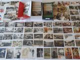 beaucoup de photos posées sur la table, à côté d'une boîte rouge