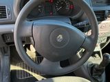 vue du tableau de bord d'une voiture, avec le volant et les commandes du tableau de bord