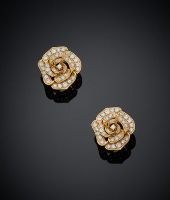 une paire de boucles d'oreilles en diamant et or