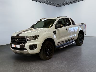 Le Ford Ranger blanc est garé dans une grande pièce blanche.