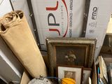 beaucoup d'objets qui se trouvent dans une boîte posée par terre