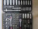 une trousse à outils posée sur une table