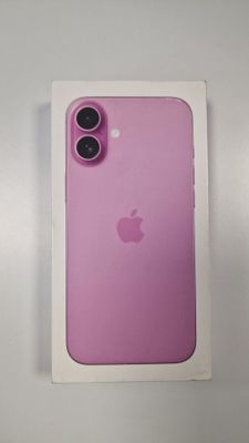 une coque d'iPhone d'Apple dans une boîte posée sur une surface blanche