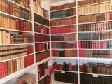 de nombreux livres qui se trouvent sur les étagères de la pièce
