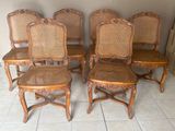 six chaises anciennes à dossier en rotin, avec un dossier en rotin