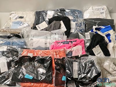 une pile de vêtements posée sur une table