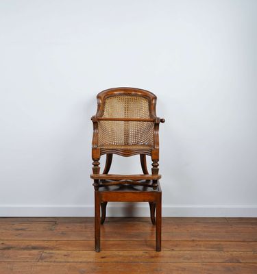une vieille chaise en bois posée sur un parquet en bois massif