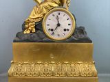 une horloge en or posée sur une table