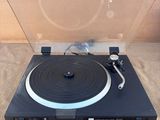 un gros plan d'une platine sur laquelle est posé un tourne-disque