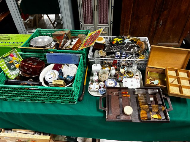 Lot de 3 caisses et un plateau d'objets divers de brocante