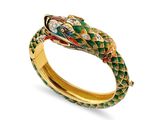 un gros plan d'un bracelet en forme de serpent sur fond blanc