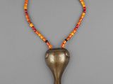 un collier orné d'une tête d'éléphant et de perles orange