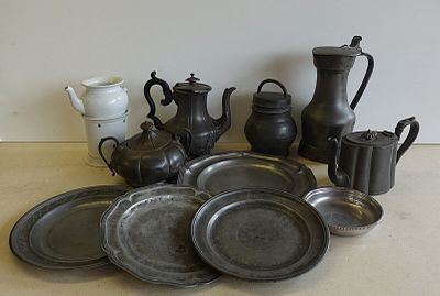 beaucoup d'assiettes et de pichets en argent sur la table