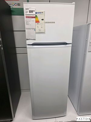deux réfrigérateurs exposés dans un magasin