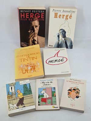 plusieurs livres sont posés sur une surface blanche avec un fond blanc