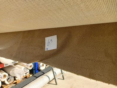 une photo montrant une pile de papier toilette et de rouleaux de papier toilette