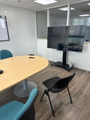 une photo d'une salle de réunion équipée d'un téléviseur à grand écran