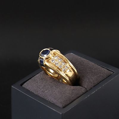 une image d'une bague en or avec une pierre bleue