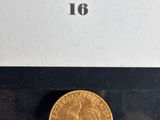 gros plan d'une pièce d'or sur une surface noire