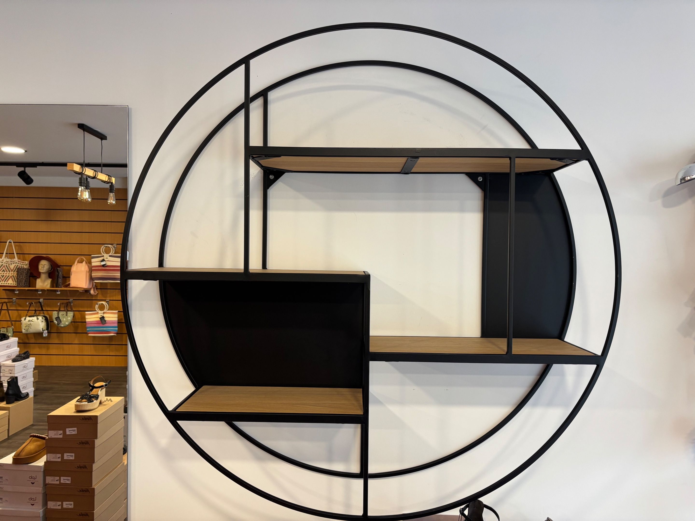 Etagère quatre niveaux en bois et métal, de forme ronde