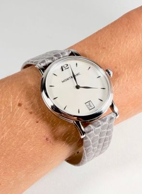 une montre-bracelet en argent au poignet d'une personne