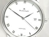 Gros plan sur une montre avec des chiffres romains