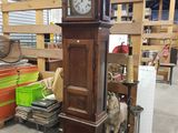 une grande horloge de parquet au milieu d'une pièce