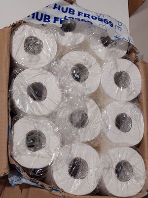 plusieurs rouleaux de papier toilette dans une boîte posée par terre