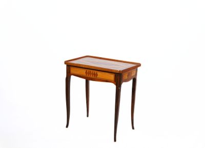 une petite table en bois avec un plateau en verre sur fond blanc