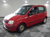 une petite camionnette rouge garée dans une pièce