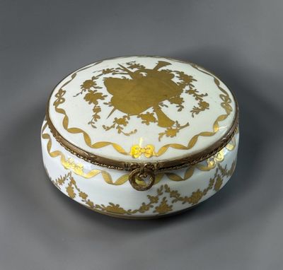 LE TALLEC A PARIS Bonbonnière en porcelaine à riche décor à …
