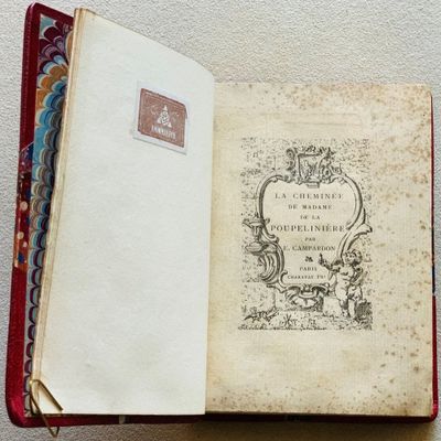 un livre ouvert posé sur une table, avec une étiquette dessus