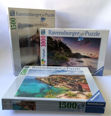 deux puzzles sont assis l'un à côté de l'autre sur une table