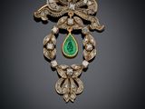une broche en émeraude et diamants
