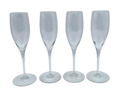 trois verres à vin vides empilés les uns sur les autres sur une surface blanche