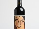 une bouteille de vin sur laquelle figure le visage d'une femme