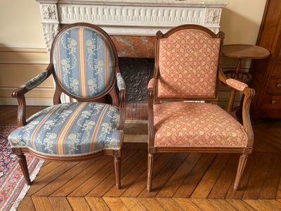 deux chaises placées devant une cheminée dans une pièce