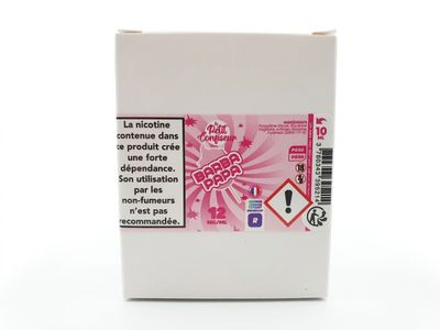 La boîte est blanche et porte une étiquette rose.