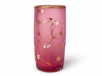 vase rose orné de fleurs dorées et blanches, posé sur un fond blanc