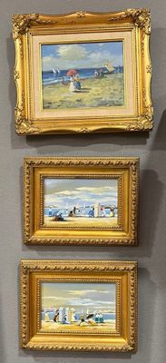 quatre tableaux encadrés accrochés au mur d'une pièce