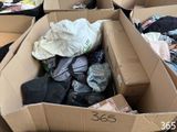 de nombreux cartons remplis de vêtements et d'autres objets
