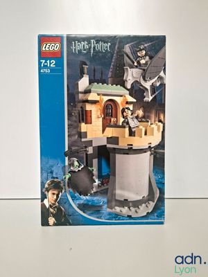 une boîte de Lego représentant le château d'Harry Potter, posée sur une table