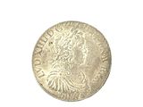 gros plan d'une pièce de monnaie sur une surface blanche avec un fond blanc