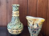 deux vases posés sur une table à côté d'une lampe