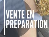 une personne portant un bracelet en or et une chemise bleue
