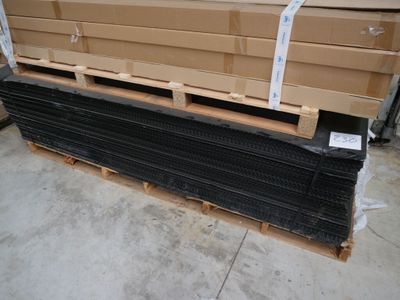 une grande pile de cartons sur une palette dans un entrepôt