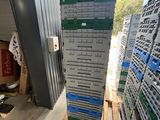 une pile de boîtes sur une palette dans un entrepôt